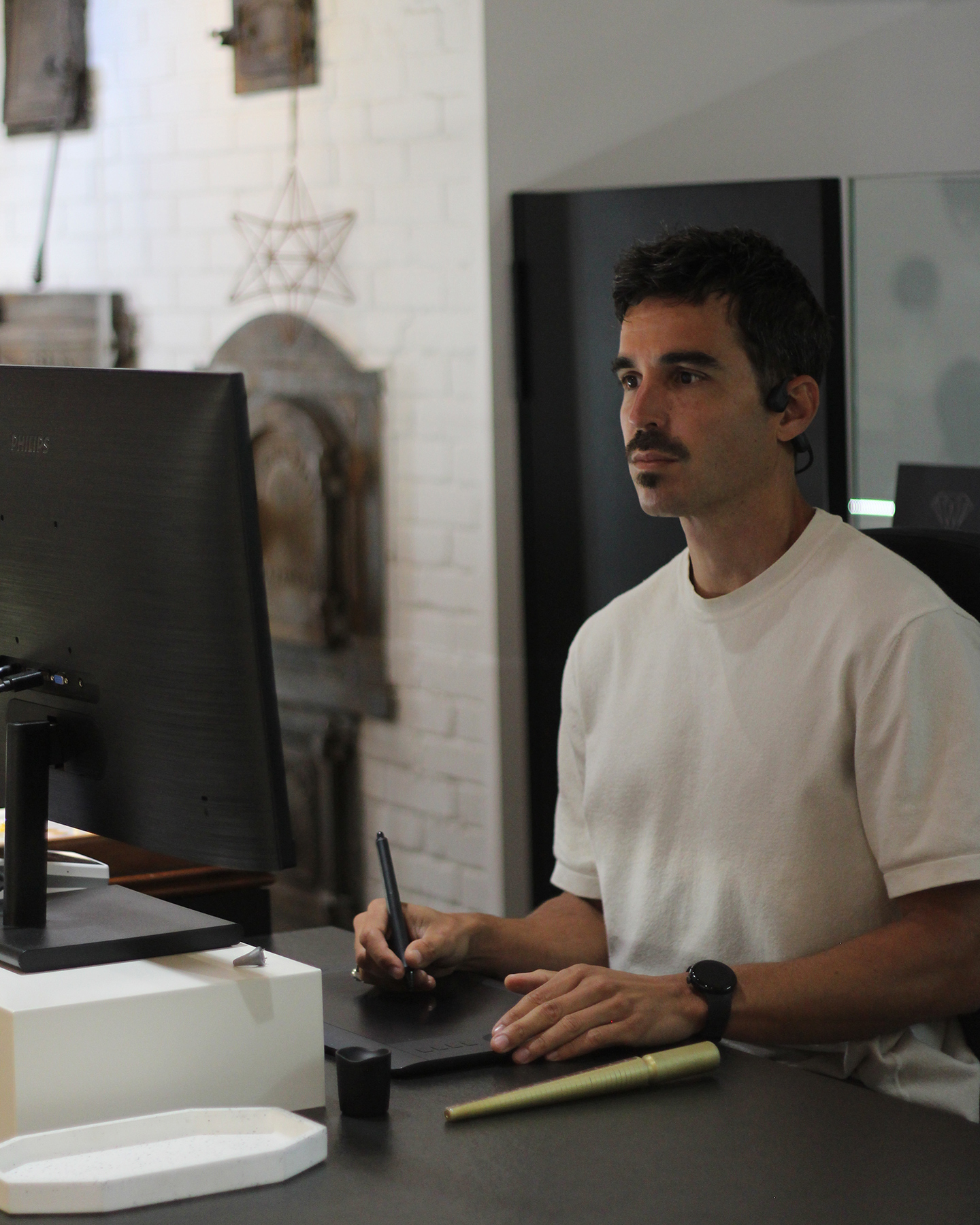 Jordi Bernat at a Wacom tablet — trainer, Studiojoia Pro