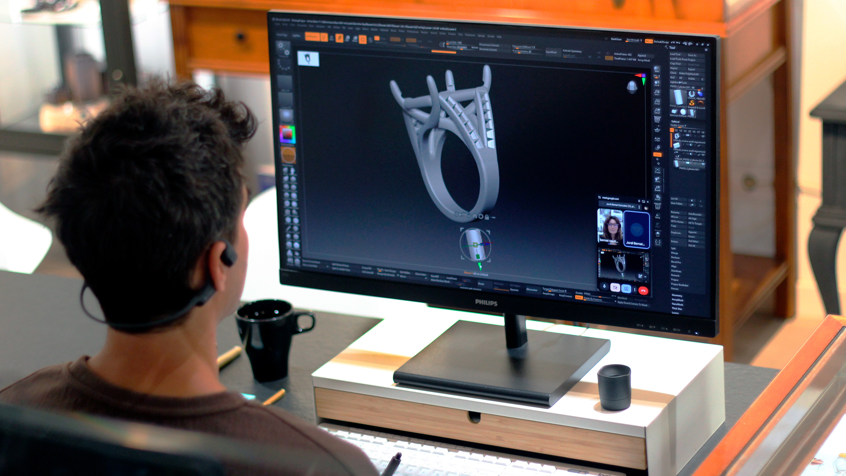 Llamada de Google Meet con ZBrush compartido en pantalla, modelando una pieza de joyería en tiempo real